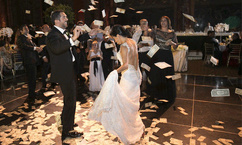 11-Unusual-Wedding-Traditions-Around-the-World-Money-Dance-Cuba