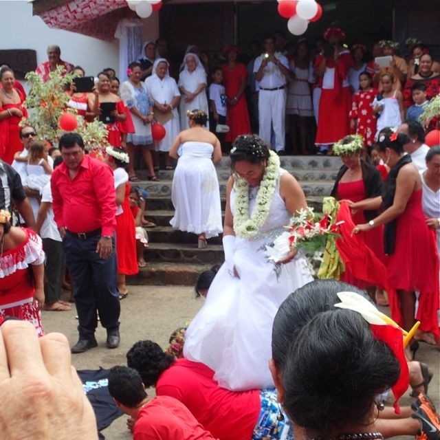 11-Unusual-Wedding-Traditions-Around-the-World-THe-Human-Rug-France