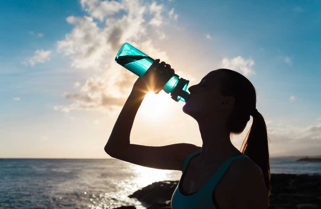 How to Stay Hydrated While Travelling